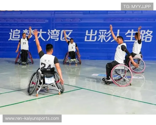 球员赛中受伤被抬出场，医疗团队紧急评估——守护运动员健康的第一线